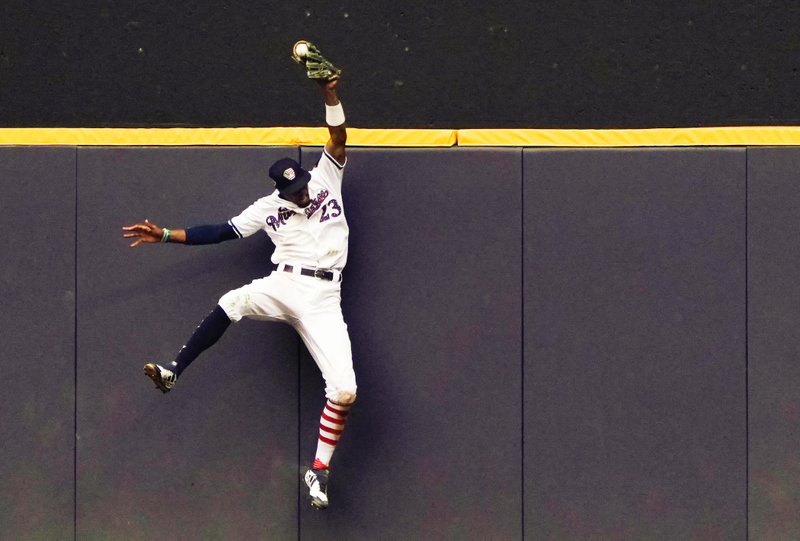 Illustration for article titled Brewers Outfielder Keon Broxton Was Pumped After His Fantastic Home-Run Robbery
